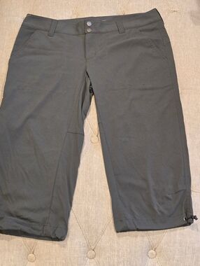 Columbia Women's Omni-Shield Gray Capri Pants. Outdoor Hiking Utility. Size 10